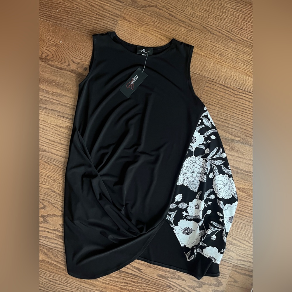 NWT black & white Andria Lieu draped top with flower print Size small